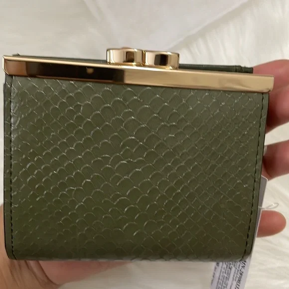 Accessorize London
Women's Faux Leather Clip
Frame Bella Wallet - olive | NWT - Picture 13 of 15